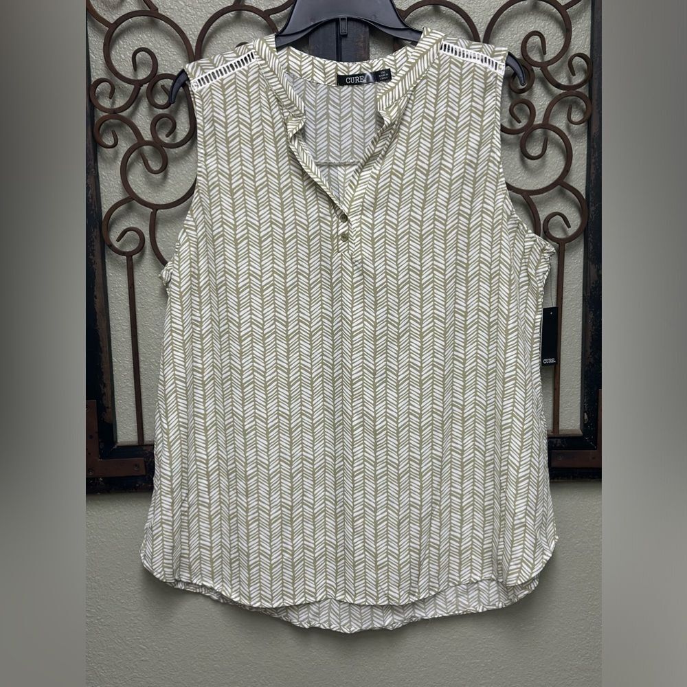 CURE sleeveless cream/green chevron vneck top